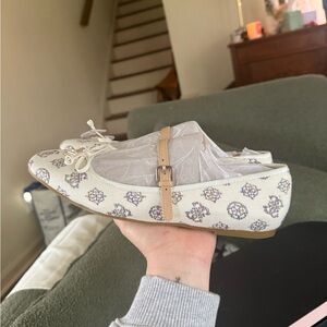 Guess Cream and Tan Floral Loafers